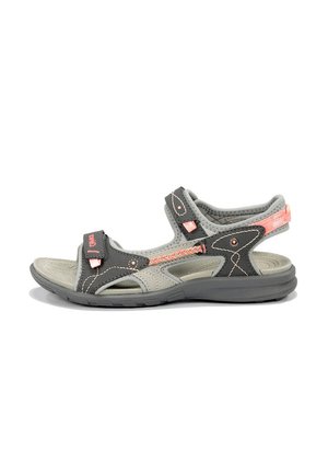 Sandalia gris y negra de punta abierta con tiras ajustables y detalles en coral, diseñada para comodidad y uso informal.