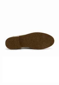 Bruine buitenzool van een schoen met een gestructureerd oppervlak en een patroon voor grip, ronde neusontwerp en een schone, eenvoudige silhouette.