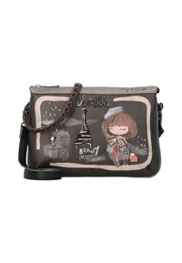 Bolso cruzado marrón con una Torre Eiffel bordada, pequeños edificios, una chica con boina y el texto "La belleza comienza aquí", con un detalle de correa trenzada.