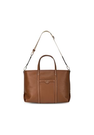 Bruine leren shopper met twee korte handvatten, een voorvak en een verstelbare beige schouderriem met metalen gespen.