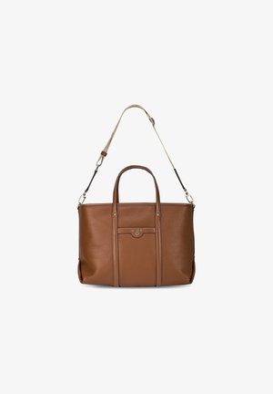 Bruine leren shopper met twee korte handvatten, een voorvak en een verstelbare beige schouderriem met metalen gespen.