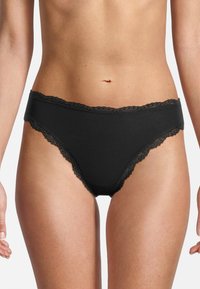 Panty in tessuto a coste nere con un bordo in pizzo floreale lungo la vita e le aperture delle gambe, caratterizzata da un design a vita bassa.