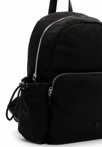 Czarny plecak nylonowy z dwoma komorami zapinanymi na zamek, regulowanymi paskami i przednią kieszenią. Wykonany z teksturowanej tkaniny, z srebrnymi metalowymi elementami.