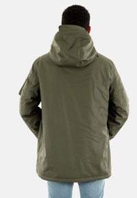 Giacca verde oliva con cappuccio, realizzata in un materiale liscio e resistente all'acqua, con una vestibilità comoda e tasche laterali con zip.