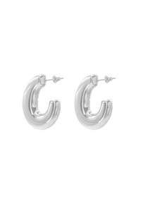 Orecchini a cerchio in argento con un design curvo e finitura lucida. Presentano una chiusura a perno e bordi lisci e arrotondati.