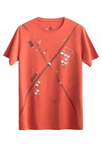 Rode katoenen t-shirt met een grafisch ontwerp met abstracte vormen en lijnen, die een patroon van lichte en donkere gebieden benadrukt.