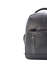 Czarna skórzana plecak z teksturowanym wykończeniem, z przednią kieszenią na zamek, gładkim zamkiem błyskawicznym oraz wytłoczonym logo na przednim panelu.