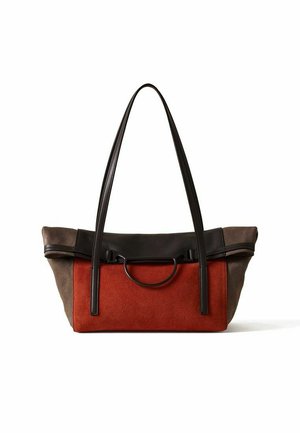 Borsa rettangolare con manici lunghi neri, rifinitura superiore marrone scuro e corpo in camoscio arancione bruciato su sfondo bianco.