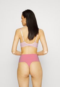 Spanx SPANXSUPERSMOOTH™ UNDIE-TECTABLE® THONG - Tanga - ballet rouge