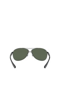 Occhiali da sole stile aviator con lenti verde scuro, montatura metallica e naselli regolabili; aste nere sottili con una lieve curvatura.