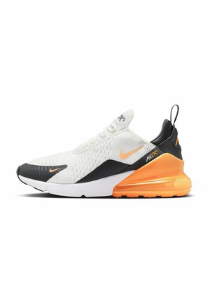 Las zapatillas Nike Air Max 270 presentan una parte superior de malla blanca, una puntera negra y una unidad de talón de un vibrante color naranja. Diseño texturizado con marca visible.