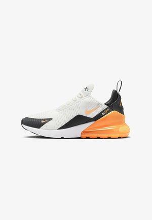Las zapatillas Nike Air Max 270 presentan una parte superior de malla blanca, una puntera negra y una unidad de talón de un vibrante color naranja. Diseño texturizado con marca visible.