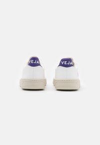 Baskets blanches avec des onglets de talon violets et un logo "VEJA" ; dotées d'une semelle en caoutchouc texturé et d'une tige en cuir lisse. Design simple et minimaliste.
