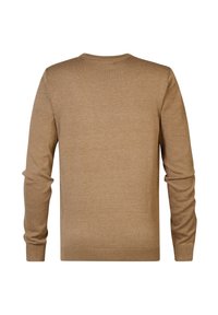 Vue arrière d'un pull uni marron chameau à manches longues avec col rond, poignets et ourlet côtelés.