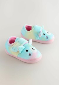 Chaussons en peluche aux couleurs dégradées pastel, arborant un visage d'ours avec des oreilles, une sangle Velcro et des semelles roses pour le confort et la chaleur.