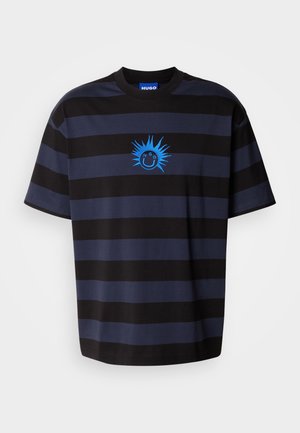 Svart och marinrandig T-shirt med rund halsringning. Har en blå smiley-ansikte grafik med spetsiga detaljer. Tillverkad av mjukt tyg.