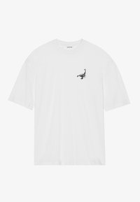 Vit kortärmad t-shirt i bomull med en svart skorpiongrafik på vänster bröstområde. Standard design med rund halsringning.