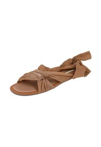 Sandal de tela marrón con un diseño anudado en la parte superior, interior suave, punta abierta y suela flexible para mayor comodidad.