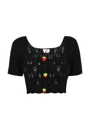 Schwarze, kurze Strickjacke mit kurzen Ärmeln, offener Strickmuster und drei roten, erdbeerförmigen Knöpfen als Akzente. Gezackter Saum.