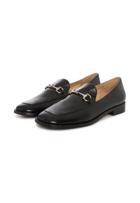 Mustat nahka loaferit, joissa on tyylikäs muotoilu, terävä kärki ja pieni lohko-korko. Etuosassa on hopeanvärinen yksityiskohta.