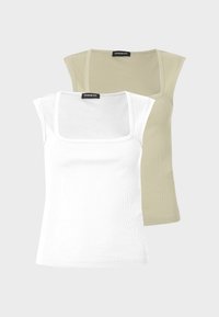 Δύο αμάνικα τοπ με ραβδώσεις και τετράγωνες λαιμόκοψεις, ένα λευκό μπροστά και ένα μπεζ πίσω, σε ανοιχτό γκρι φόντο.