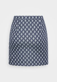 Jupe bleu marine avec un motif géométrique en losanges bleu clair. Texture lisse avec une taille élastique et une coupe ajustée.