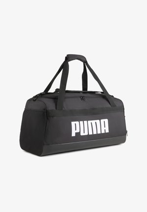 Czarna sportowa torba Puma z podwójnymi uchwytami, główną komorą na zamek błyskawiczny, siatkową kieszenią boczną oraz białym logo Puma na przednim panelu.