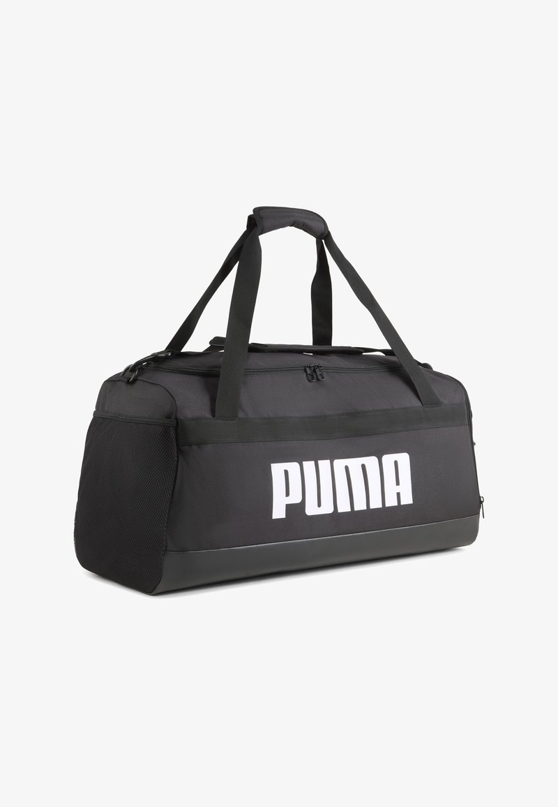 Μαύρη αθλητική τσάντα Puma με διπλές λαβές, κεντρικό διαμέρισμα με φερμουάρ, δίχτυ πλαϊνή τσέπη και λευκό λογότυπο Puma στην μπροστινή όψη.