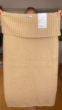 Beige ribbestrikket skjørt med en brettbar midje. Merke vedlagt, som viser merkevaren "House of Sunny." Myk tekstur med en tettsittende passform.