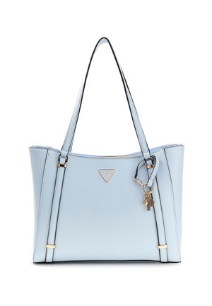 Lichtblauwe nepleer tote bag met zwarte accenten, gouden hardware, driehoekig logo en een sleutelhangerdetail. Gestructureerde vorm met twee handvatten.