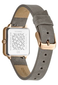 Quadratische Uhr mit einem Gehäuse aus roségoldenem Edelstahl, grauem Lederarmband und gemustertem Boden. Verstellbar mit einer Metallschließe und mehreren Löchern.