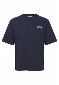 Mørkeblå bomulds t-shirt med korte ærmer, der har et lille hvidt "CASUAL" print på venstre brystområde. Normal pasform og rund halsudskæring.