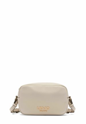 Šviesiai ruda dirbtinė crossbody rankinė su lygaus paviršiaus tekstūra, stačiakampio forma, iškilniu logotipu, auksinės spalvos detalėmis ir reguliuojama juosta.