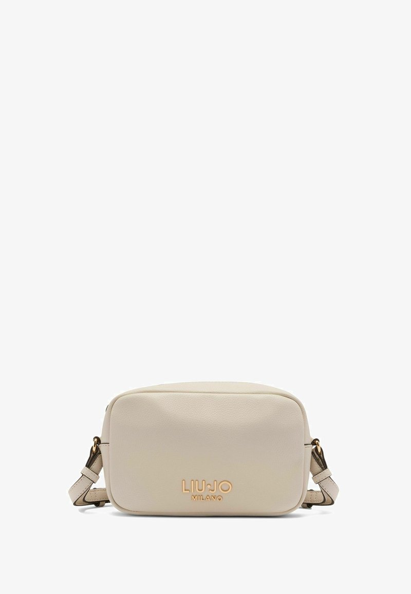 Borsa a tracolla sintetica beige con una texture liscia, forma rettangolare, logo in rilievo, hardware color oro e tracolla regolabile.