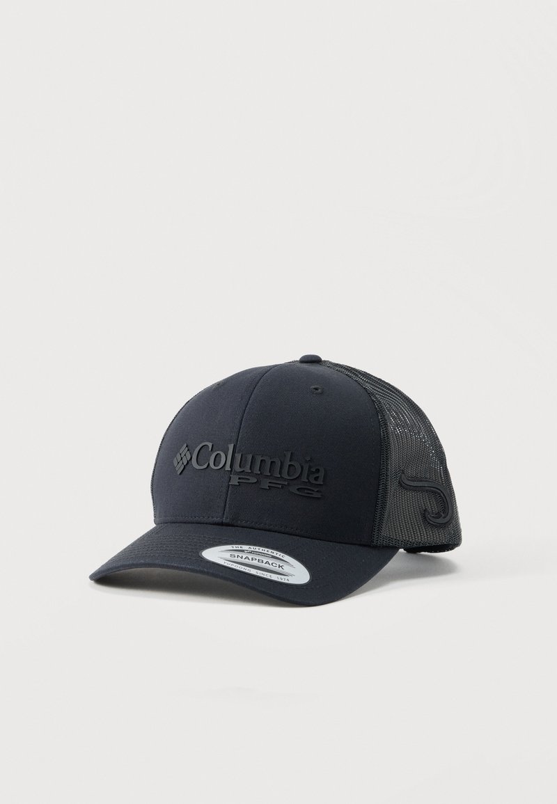 Μαύρο καπέλο snapback Columbia PFG με πλέγμα στο πίσω μέρος και καμπύλη γείσο σε ουδέτερο φόντο.