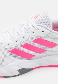 adidas Performance AMPLIMOVE - Zapatillas de entrenamiento - footwear white/lucid pink/grey