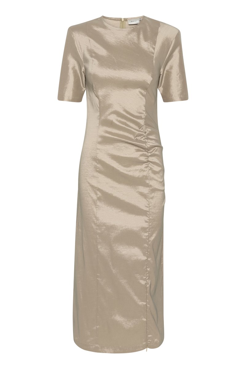Midi-jurk in lichtbeige satijn, met korte mouwen, ruches aan de zijkant en een verborgen rits aan de achterkant.