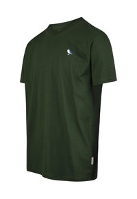 Dunkelgrünes T-Shirt mit kurzen Ärmeln aus Baumwolle, das auf der linken Brust einen kleinen blau-wei�ßen Vogel aufgestickt hat. Schlichte, runde Ausschnittform.