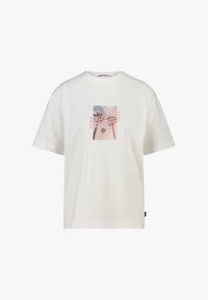 Witte T-shirt met korte mouwen en een centrale print van palmbomen en lucht, overlapt met herhaalde roze tekst "SANTA MONICA."