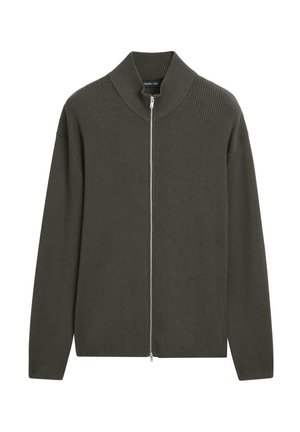 Donkergrijze geribbelde gebreide zip-up trui met lange mouwen en een hoge kraag, plat gelegd op een witte achtergrond.
