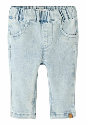 Jasnoniebieskie jeansy dla malucha z elastycznym paskiem w talii, przednimi kieszeniami oraz małą brązową metką na lewym brzegu nogawki.