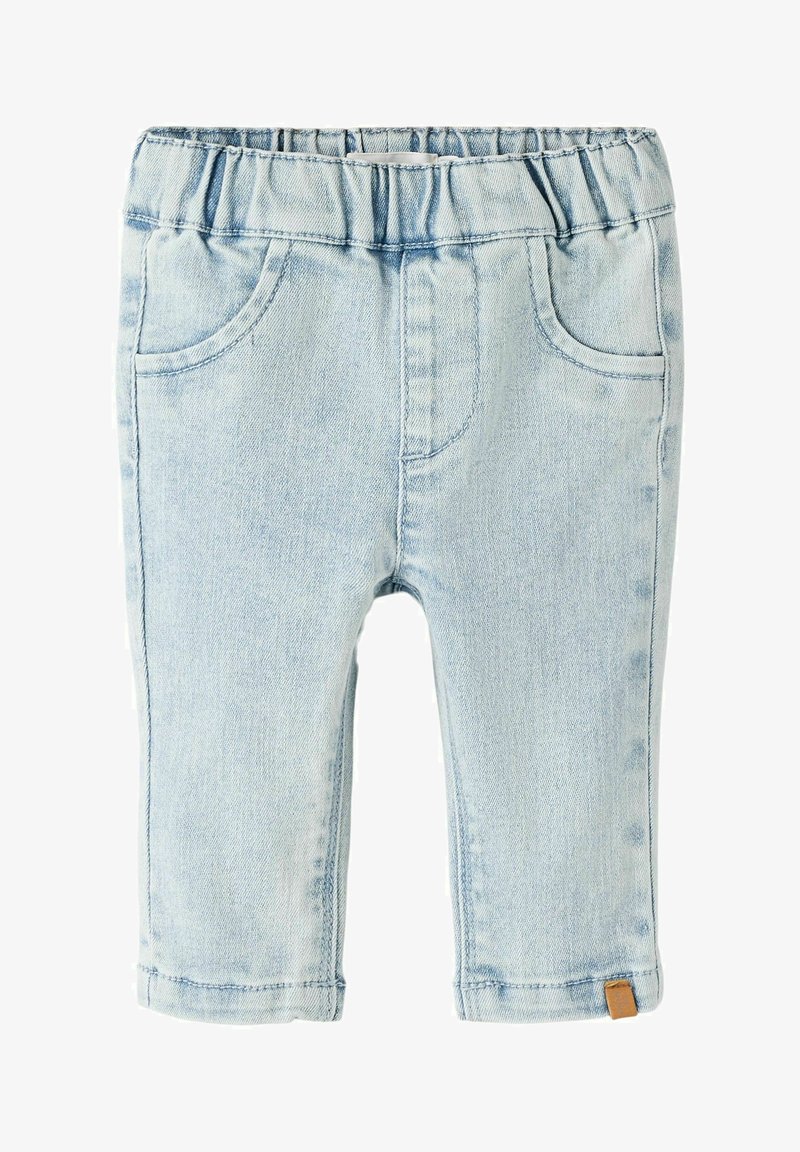 Jean pour tout-petit bleu clair avec taille élastique, poches avant et une petite étiquette marron sur l'ourlet de la jambe gauche.