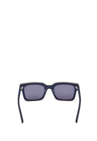 Suorat aurinkolasit tummansinisestä muovista, joissa on harmaasuunnattu linssi. Kehyksissä on kapeat kultaiset yksityiskohdat ylhäällä.