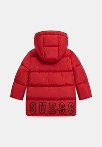 Rode pufferjack met een capuchon, met een doorgestikt patroon en het "GUESS"-logo in het zwart aan de onderkant. Gestructureerd, middellange ontwerp.
