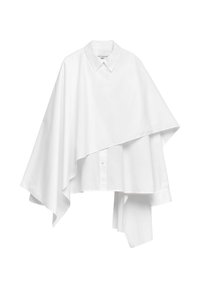 Camicia bianca asimmetrica con bottoni, colletto ampio e sovrapposizione drappeggiata che si estende in modo irregolare da un lato.
