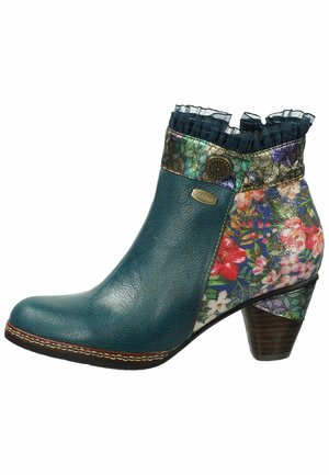 Stivale alla caviglia in pelle verde acqua con accenti floreali e decorati, colletto arricciato, tacco in legno di 7 cm e cuciture decorative lungo la suola.