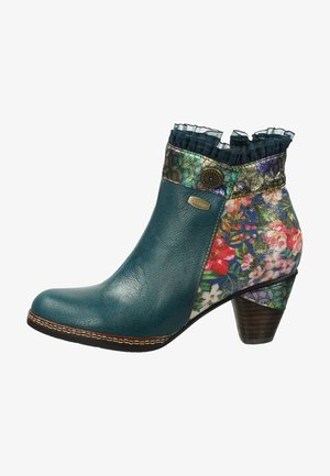 Stivale alla caviglia in pelle verde acqua con accenti floreali e decorati, colletto arricciato, tacco in legno di 7 cm e cuciture decorative lungo la suola.