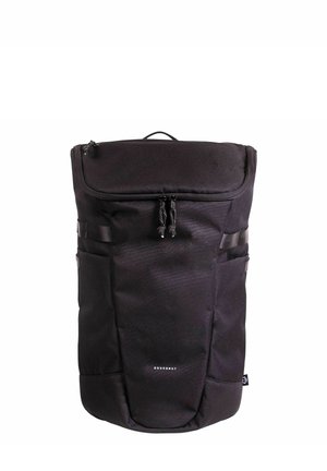 Sac à dos noir de la marque Doughnut avec un rabat supérieur fermé par deux fermetures éclair à cordon et des sangles latérales sur fond blanc.