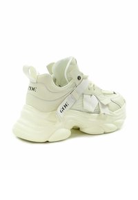 Masywne sneakersy z kremową syntetyczną cholewką, panelami z siateczki, wyściełanym kołnierzem oraz teksturowaną podeszwą. Posiadają regulowane paski oraz detale z logo.