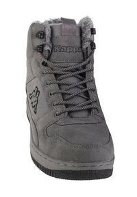 Graue High-Top-Sneaker mit synthetischem Obermaterial, Gummisohle, gepolstertem Kragen und Schnürdesign. Merkmale sind ein Logo an der Seite und strukturelle Akzente.